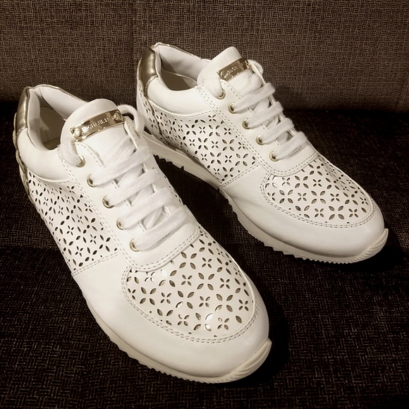 Michael Kors Shoes - new MICHAEL KORS size 4 big girls 5.5 Womens leather sneakers lace up shoes